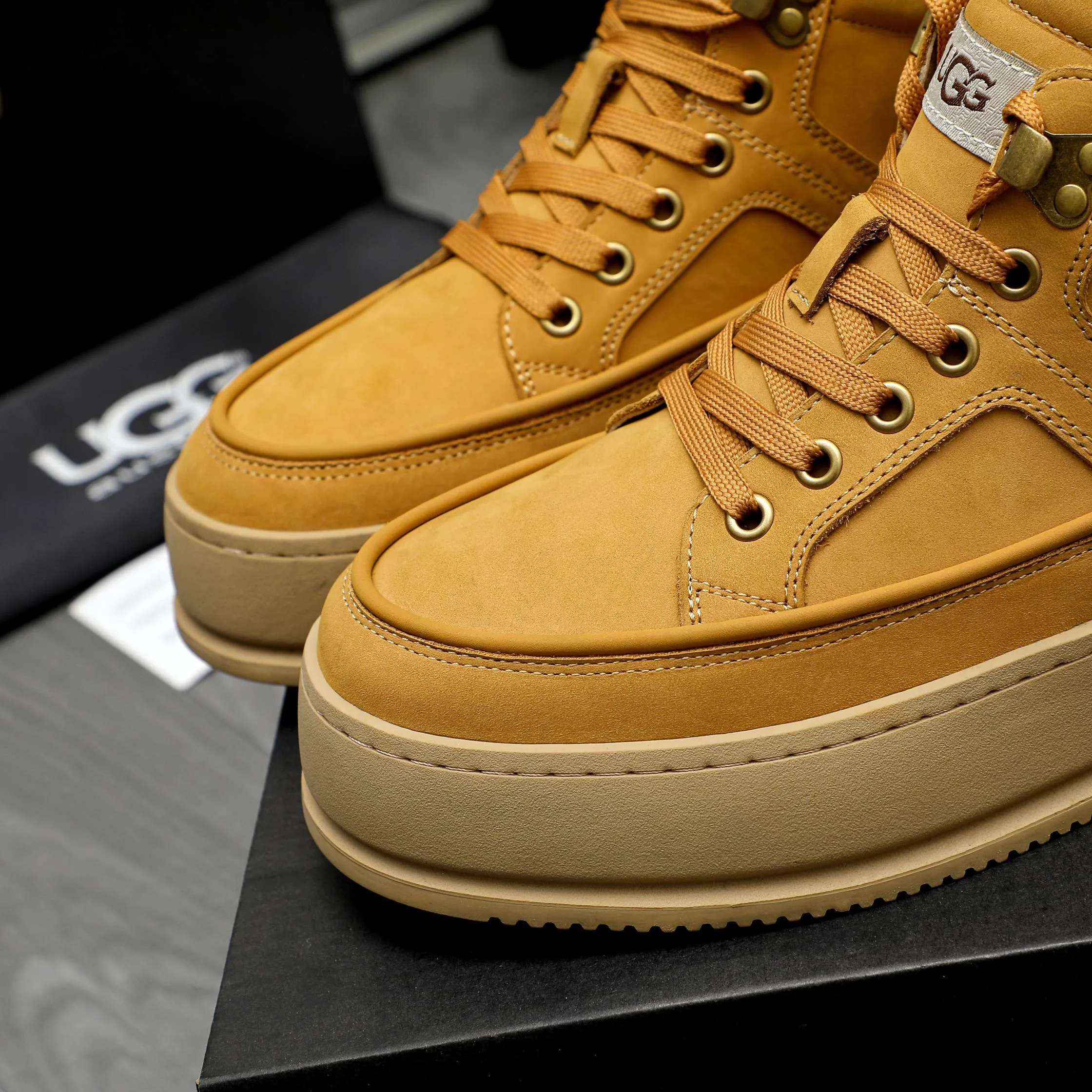 P620 Product trademark: "UGG" Gaobang men's shoes Regular size: 39-44 Product materials: Selected suede cowhide upper, wool lining, original outsole